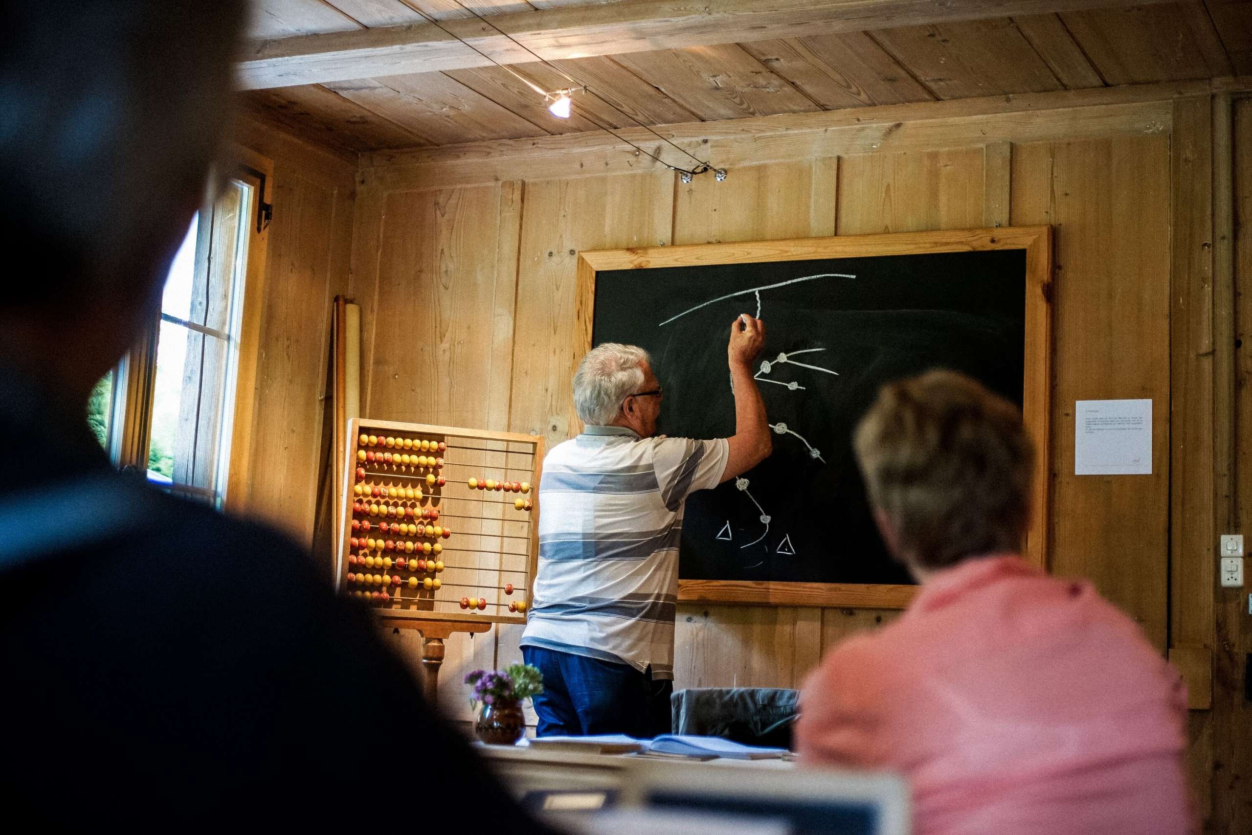 Zurück in die Schulstunde - Unterricht wie dazumals in der Schulstube von Simon Gfeller im Heimisbach.